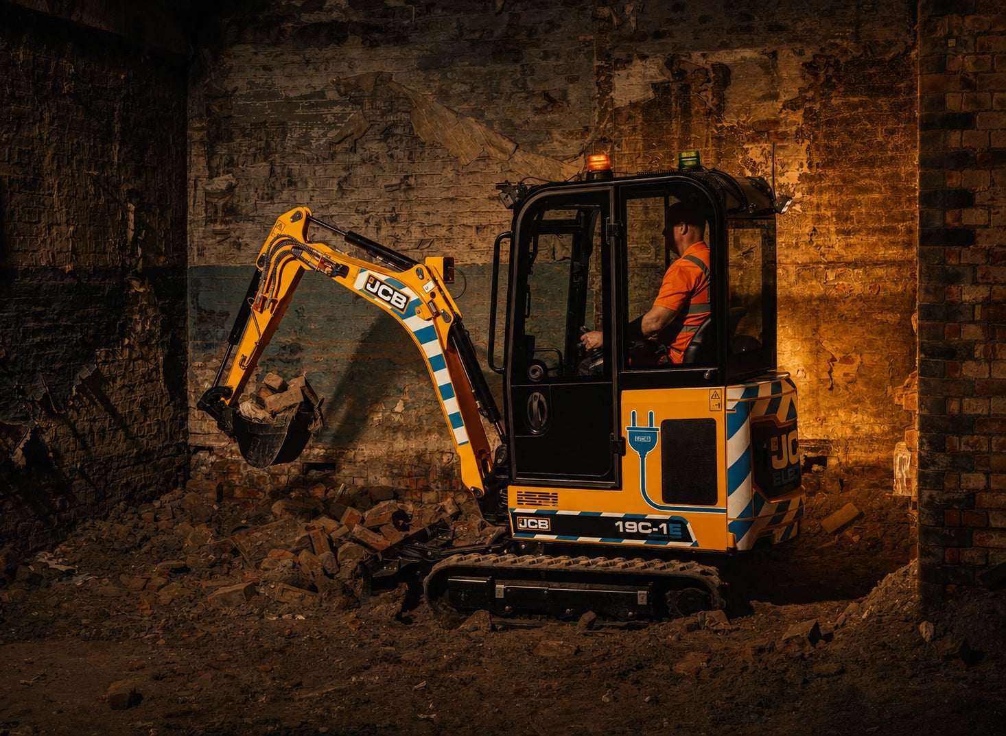 Elektryczna minikoparka JCB 19C-1 E pracująca wewnątrz budynku